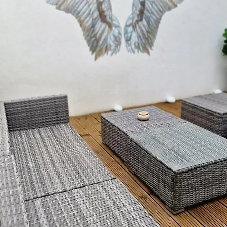 Auxbrg - 4 Zimmer, Xl Terrasse, 65 Zoll Tv, Ps4 アパート