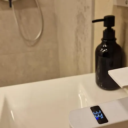 Auxbrg - 4 Zimmer, Xl Terrasse, 65 Zoll Tv, Ps4 アパート *